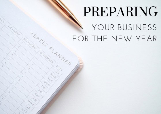 Image contains a calendar, pen and text.